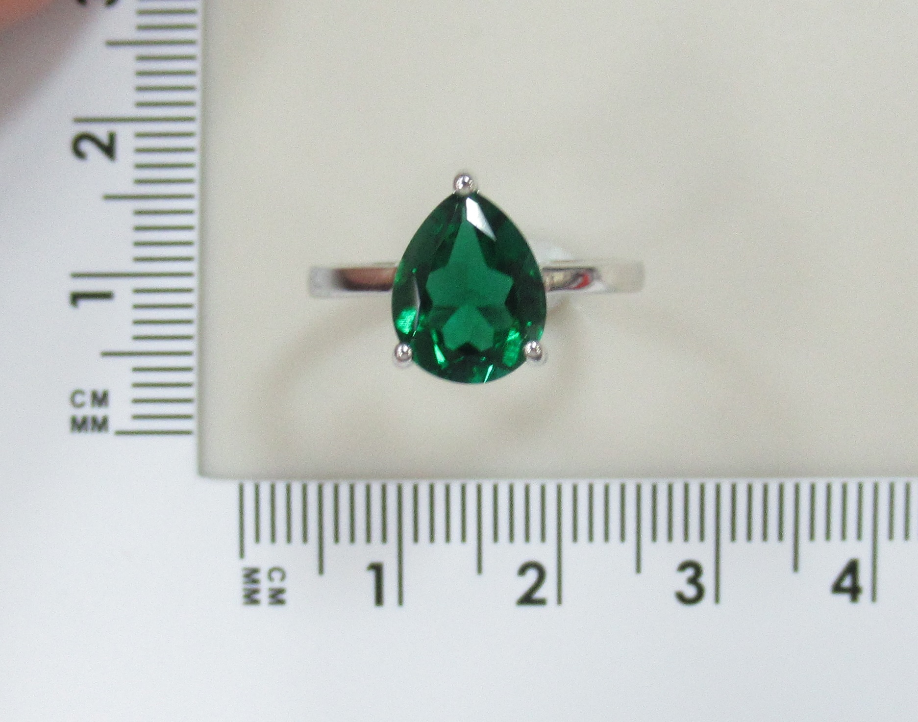 Серебряное кольцо с выращенным изумрудом